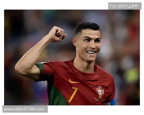 足球巨星华丽西装亮相赛场展现霸气风范引发全场瞩目