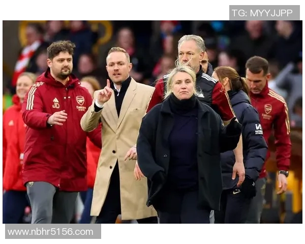 足球明星因场上表现不佳遭教练严厉罚款引发媒体热议