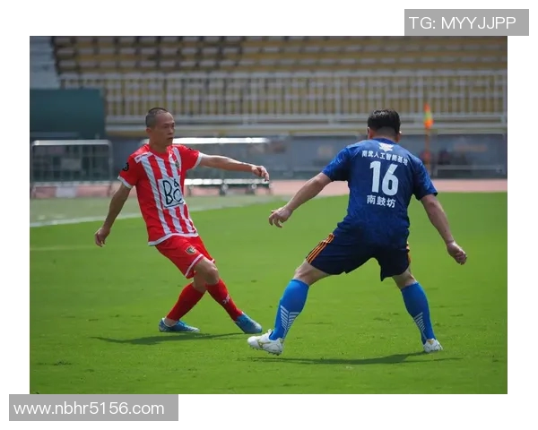 足球明星巨型海报展现运动魅力与青春活力的完美结合 足球明星巨型海报展现运动魅力与青春活力的完美结合