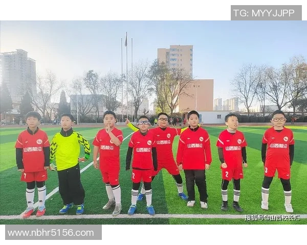 小孩儿追逐梦想的脚步从校园到绿茵场成就足球明星之路